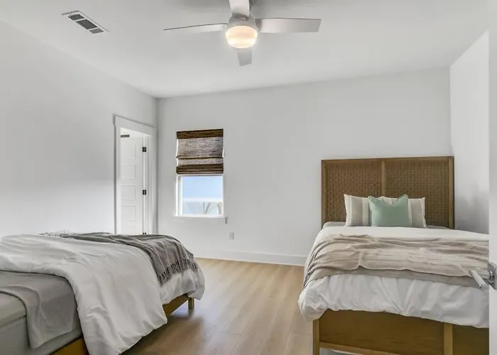 Walk To Beach, King Bed, Golf Cart, Sea The Light